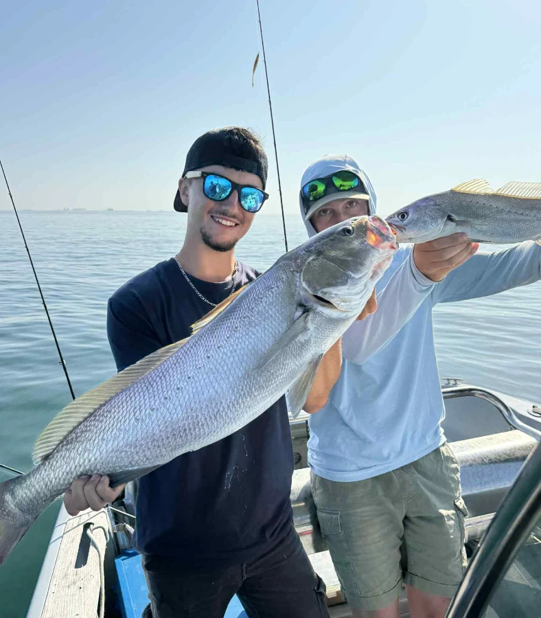 Clients sur mon bateau en pleine mer, entre la Rochelle, l'ile de Ré et l'ile d'Oléron avec un maigre chacun
