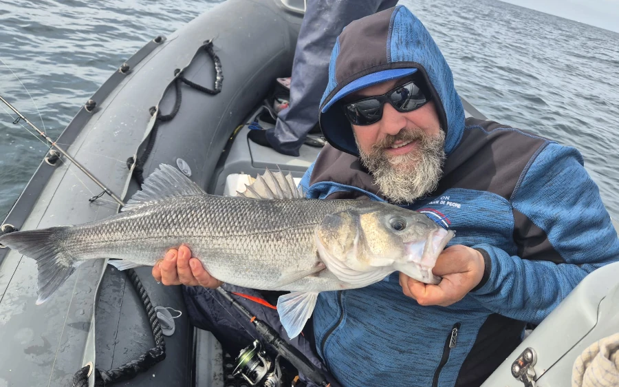 Guide de pêche sur le bateau d'un client, en mer à la rochelle avec un gros bar