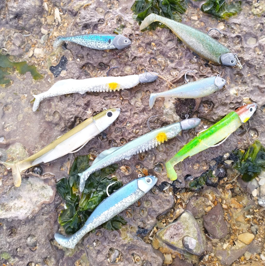 Série de leurres souples posé sur un rocher, type blackminnow, V3, nitro shads, leurres utilisé pour le guidage en batea