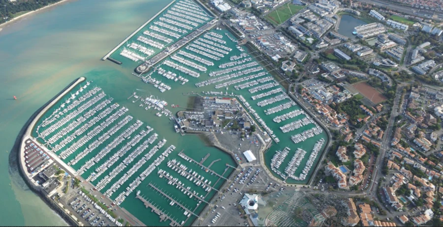 Port de plaisance des Minimes de La Rochelle vue du ciel , plus grand port de plaisance de France.